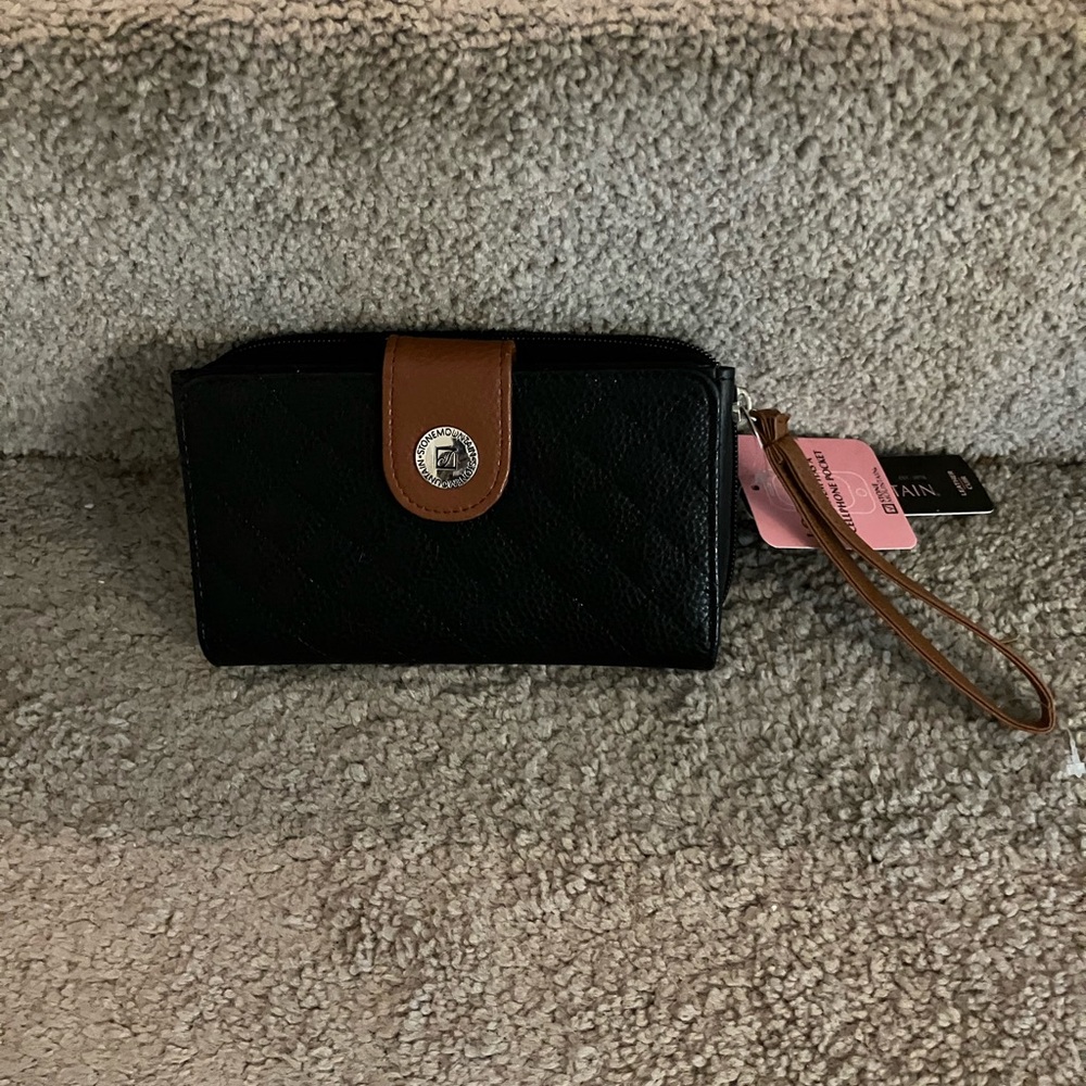 NWT STONE MOUNTAIN Black Pebble Leather Wristlet